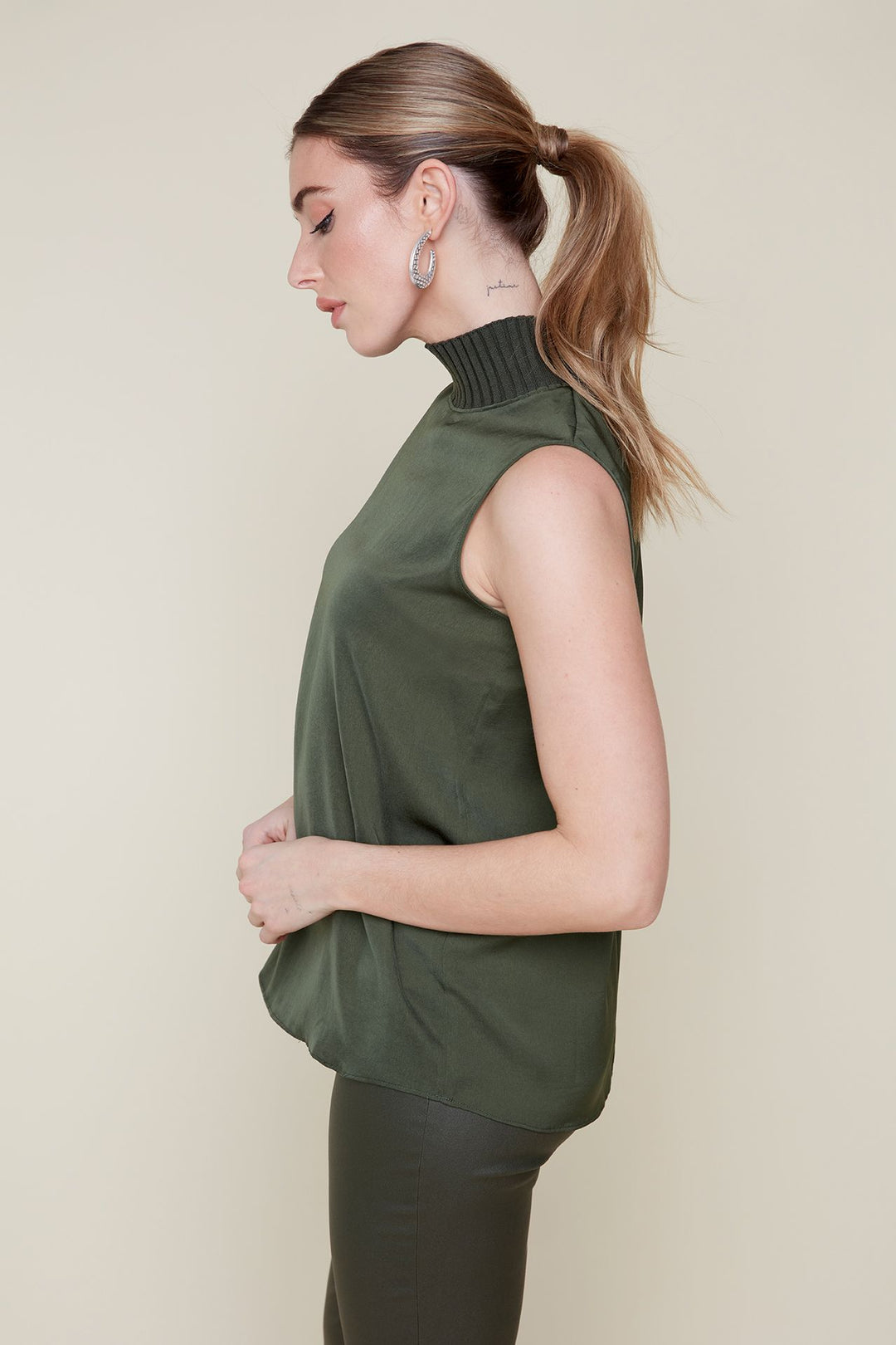 Renuar Sleeveless Chive Blouse